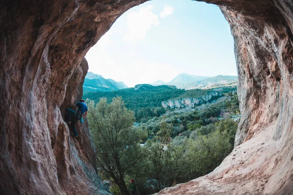 Ένας Άντρας Σκαρφαλώνει Βράχο Πάνω Ένα Ορεινό Τοπίο Αθλητής Προπονείται — Φωτογραφία Αρχείου