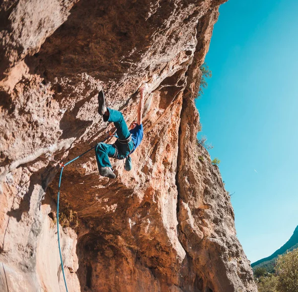 Hombre Sube Roca Escalada Naturaleza Fitness Aire Libre Estilo Vida — Foto de Stock
