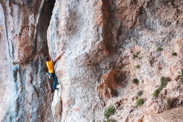 Hombre Sube Roca Escalada Naturaleza Fitness Aire Libre Estilo Vida — Foto de Stock