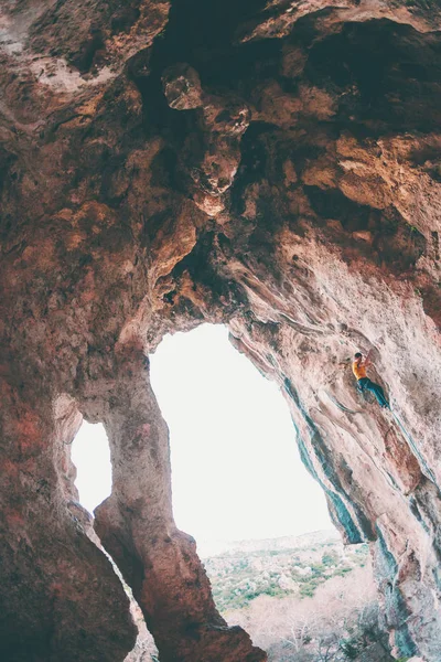 Homem Sobe Rocha Rocha Forma Arco Caverna Fitness Livre Desportos — Fotografia de Stock