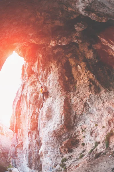Hombre Sube Roca Roca Forma Arco Cueva Fitness Aire Libre — Foto de Stock