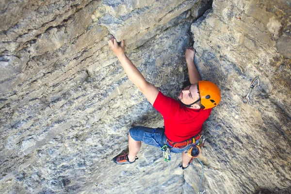 Klättrare i en hjälm klättrar upp. — Stockfoto