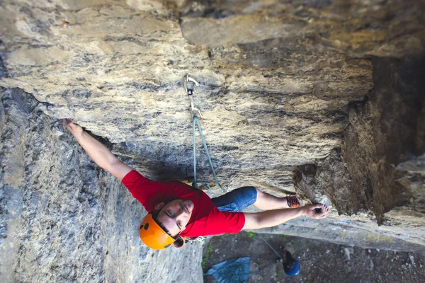 Escalade dans un casque grimpe . — Photo