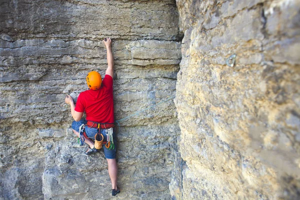 Scalatore in casco si arrampica . — Foto Stock