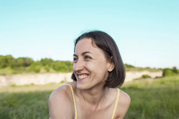 Retrato Una Mujer Sonriente Chica Campo Morena Yace Hierba Mujer — Foto de Stock