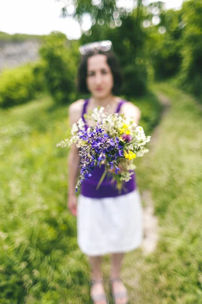 Κορίτσι Κρατώντας Ένα Μπουκέτο Αγριολούλουδα Μια Γυναίκα Μαζεύοντας Λουλούδια Ένα — Φωτογραφία Αρχείου