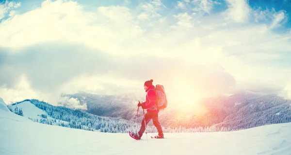 Ein Mann Schneeschuhen Und Trekkingstöcken Den Bergen Winterreise Klettern Eines — Stockfoto