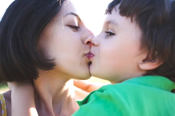 Mamá Abraza Niño Una Mujer Está Caminando Con Hijo Través —  Fotos de Stock