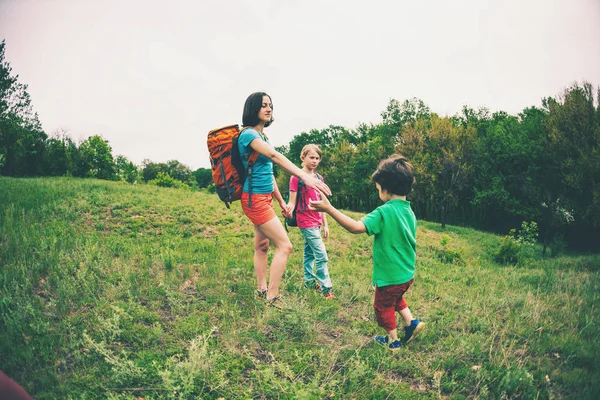 Una Mujer Con Hijos Hace Senderismo Viajar Con Familia Niño —  Fotos de Stock