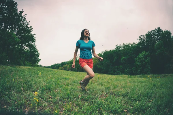 Chica Está Corriendo Terreno Áspero Una Mujer Corre Por Hierba — Foto de Stock