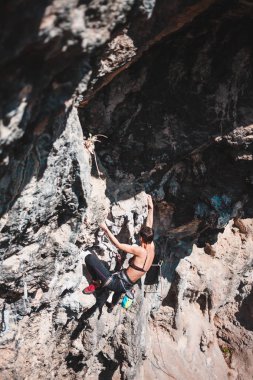 Bir kadın rock tırmanıyor. Doğada tırmanma. Fitness açık havada. Aktif yaşam tarzı. Ekstrem Sporlar. Doğal bir rahatlama atlet trenlerde. Eğitim pitoresk bir yerde. Türkiye'de dağcılık.