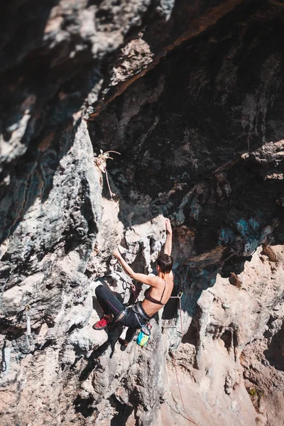 Bir kadın rock tırmanıyor. Doğada tırmanma. Fitness açık havada. Aktif yaşam tarzı. Ekstrem Sporlar. Doğal bir rahatlama atlet trenlerde. Eğitim pitoresk bir yerde. Türkiye'de dağcılık.
