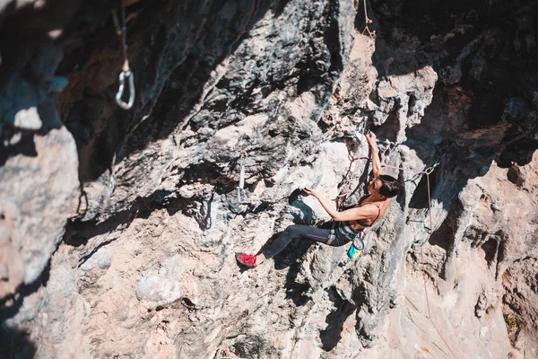 Une Femme Grimpe Rocher Escalade Dans Nature Fitness Extérieur Mode — Photo