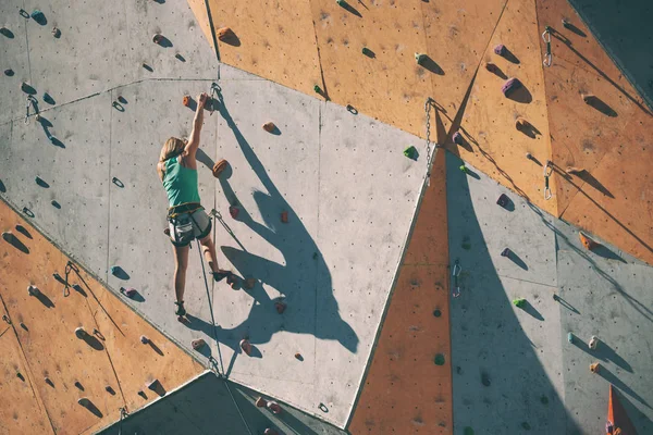 Grimpeur Entraîne Sur Relief Artificiel Une Femme Grimpe Chemin Escalade — Photo