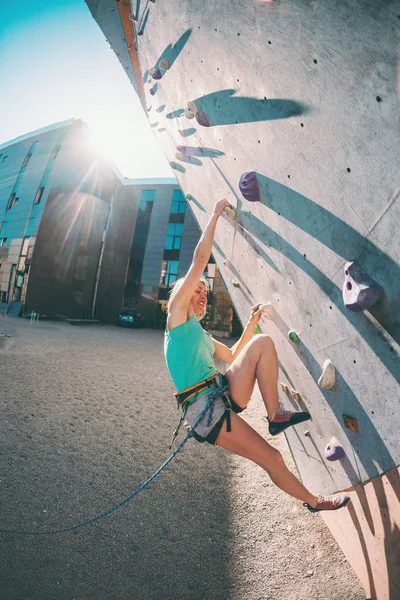 Escalador Entrena Relieve Artificial Una Mujer Sube Una Ruta Escalada —  Fotos de Stock