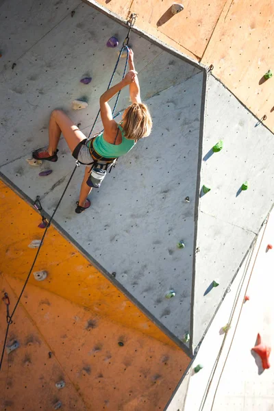 Wspinacz Pociągi Sztuczne Ulgę Kobieta Wspina Się Trasa Wspinaczkowa Ulicy — Zdjęcie stockowe