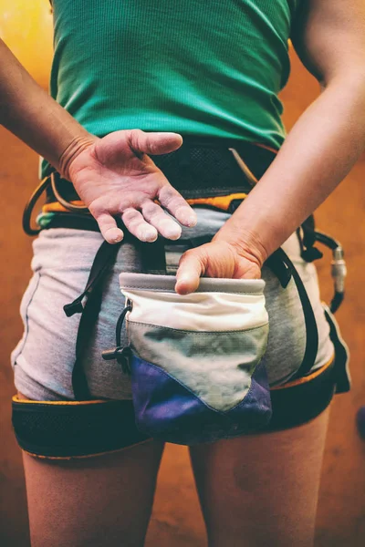 Climber Preparing Climb Route Woman Rubs Her Hands Magnesium Preparation — Stock Photo, Image