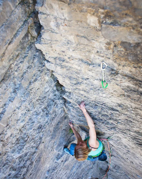 Rapariga Sobe Rocha Uma Mulher Supera Uma Rota Escalada Difícil — Fotografia de Stock