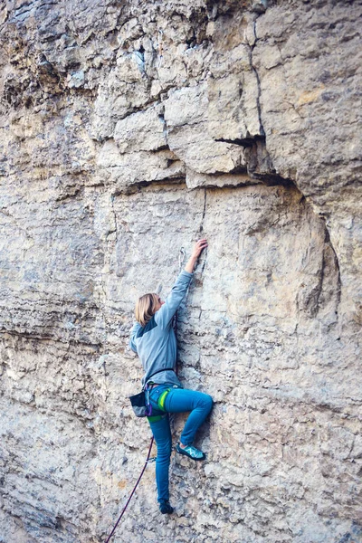 Girl Climbs Rock Woman Overcomes Difficult Climbing Route Rock Climber — Stock Photo, Image