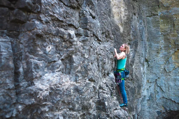 空气和自然中的运动 岩石在岩石上攀爬以便通过 适合健康强壮的身体 — 图库照片