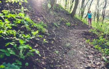 Fitness ormanın içinde. doğada kilo kaybı için çalıştırın. sabah koşu neşe için.