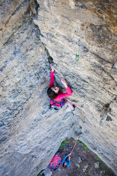 Menina Sobe Rocha Fitness Natureza Escalada Alpinista Sobe — Fotografia de Stock