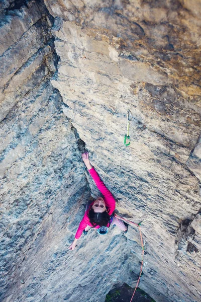 Rapariga Sobe Rocha Uma Mulher Supera Uma Rota Escalada Difícil — Fotografia de Stock