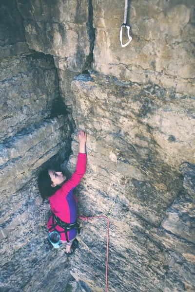 Chica Sube Roca Una Mujer Supera Una Difícil Ruta Escalada — Foto de Stock