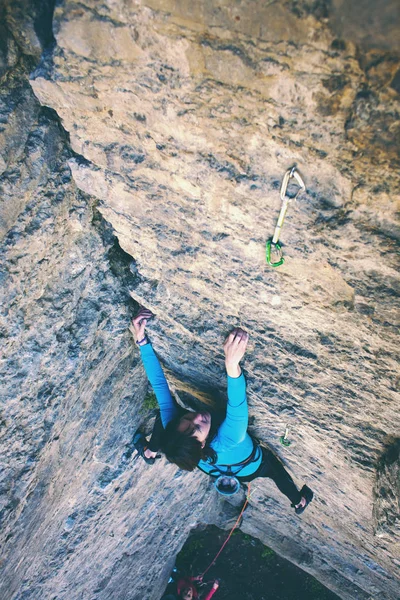 女の子は 岩を登っていきます 女性は克服困難な登山ルートです 岩に岩登り スポーツ アウトドアをやってください — ストック写真