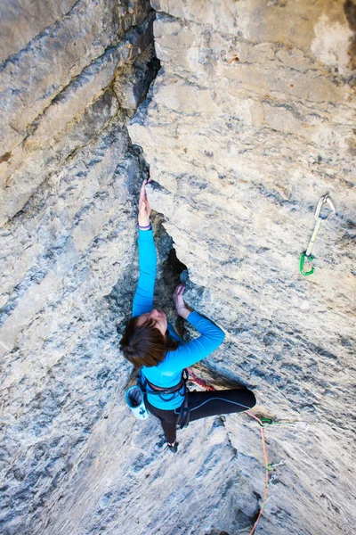 Flickan Klättrar Rock Fitness Naturen Och Bergsklättring Klättraren Klättrar Upp — Stockfoto