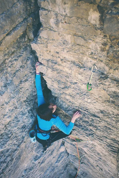 Chica Sube Roca Una Mujer Supera Una Difícil Ruta Escalada — Foto de Stock