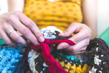 Kadın kalın iplik dışında tığ işi örgü. Eski kıyafetlerini iplik. Ev yapımı iplik kilim. Eller çengel tutun. Vintage halı. Örme şal. El yapımı. Ev hobi.