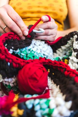 Kadın kalın iplik dışında tığ işi örgü. Eski kıyafetlerini iplik. Ev yapımı iplik kilim. Eller çengel tutun. Vintage halı. Örme şal. El yapımı. Ev hobi.