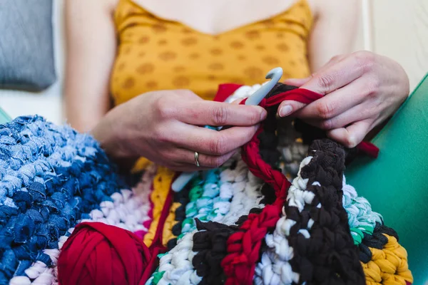 Kadın kalın iplik dışında tığ işi örgü. Eski kıyafetlerini iplik. Ev yapımı iplik kilim. Eller çengel tutun. Vintage halı. Örme şal. El yapımı. Ev hobi.