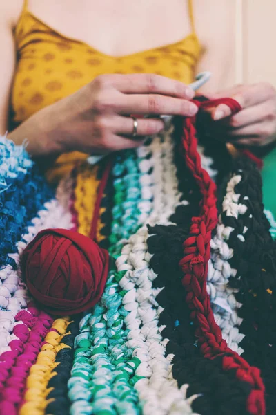Mulher Está Tricotando Malha Fio Grosso Fios Roupas Velhas Tapete — Fotografia de Stock