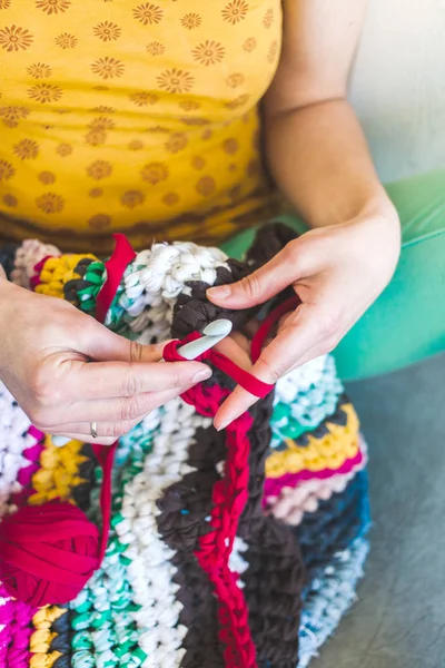 Mujer Está Tejiendo Ganchillo Hilo Grueso Hilados Ropas Viejas Alfombra — Foto de Stock