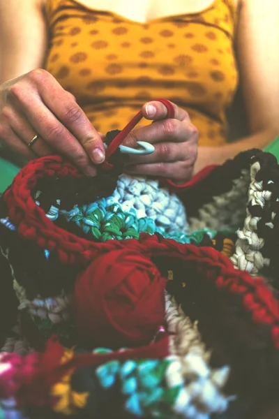 Die Frau Strickt Aus Dickem Garn Gehäkelt Garn Aus Alten — Stockfoto