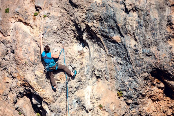 Homme Grimpe Rocher Escalade Dans Nature Fitness Extérieur Mode Vie — Photo