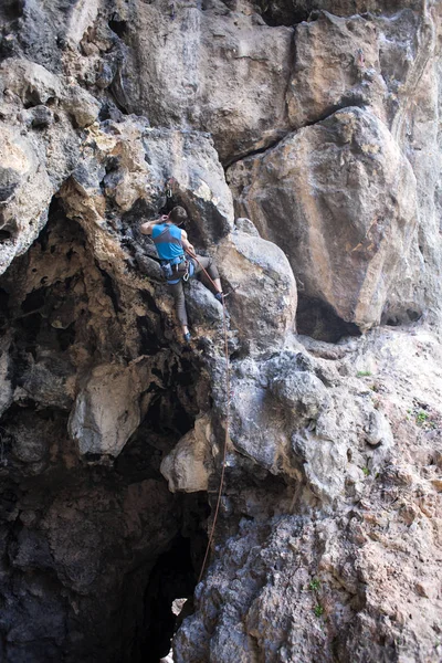 Bir Adam Kaya Tırmanıyor Doğada Tırmanma Fitness Açık Havada Aktif — Stok fotoğraf
