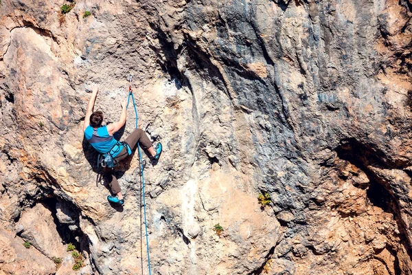 Bir Adam Kaya Tırmanıyor Doğada Tırmanma Fitness Açık Havada Aktif — Stok fotoğraf