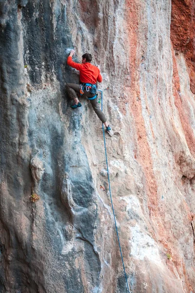Hombre Sube Roca Escalada Naturaleza Fitness Aire Libre Estilo Vida —  Fotos de Stock