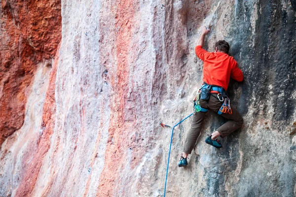 Homem Sobe Rocha Escalada Natureza Fitness Livre Estilo Vida Ativo — Fotografia de Stock