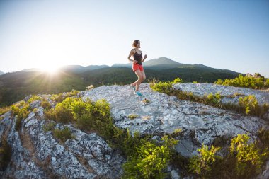 gün batımına karşı Dağları aşarak kızı çalışır. doğada bir sporcu eğitim.