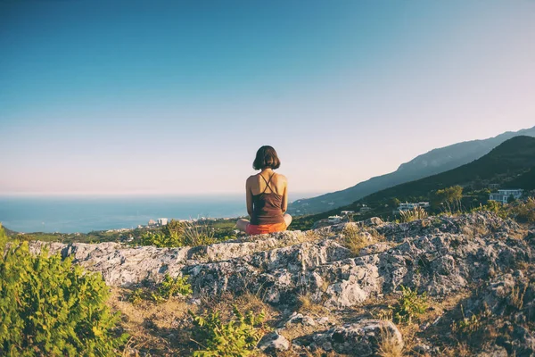 Una Ragazza Seduta Sulla Cima Una Montagna Una Donna Impegnata — Foto Stock