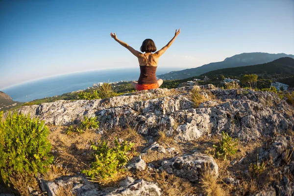 Ragazza Seduta Sulla Cima Della Montagna Tramonto Donna Alzò Mani — Foto Stock