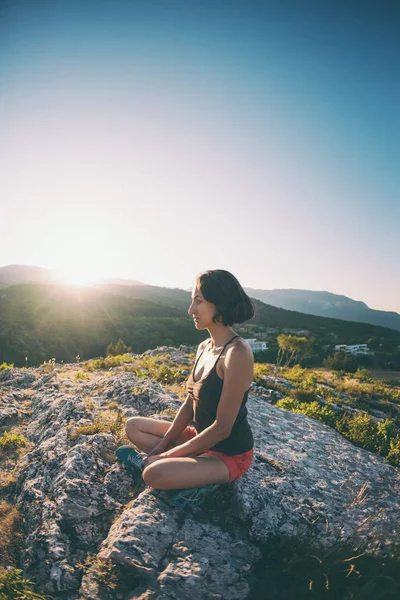 Ein Mädchen Sitzt Bei Sonnenuntergang Auf Einem Berg Eine Frau — Stockfoto