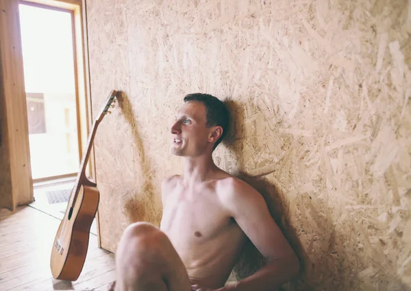 Retrato Hombre Con Una Guitarra Tipo Sienta Suelo Cerca Pared — Foto de Stock