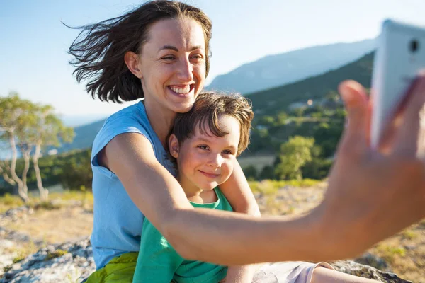 Kobieta Chłopakiem Szczycie Góry Mama Jej Syn Zrobić Selfie Tle — Zdjęcie stockowe