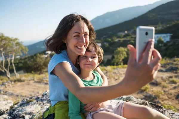 Kobieta Chłopakiem Szczycie Góry Matka Syn Zrobić Selfie Tle Pięknego — Zdjęcie stockowe