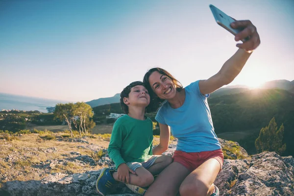 Kobieta Chłopakiem Szczycie Góry Mama Jej Syn Zrobić Selfie Tle — Zdjęcie stockowe